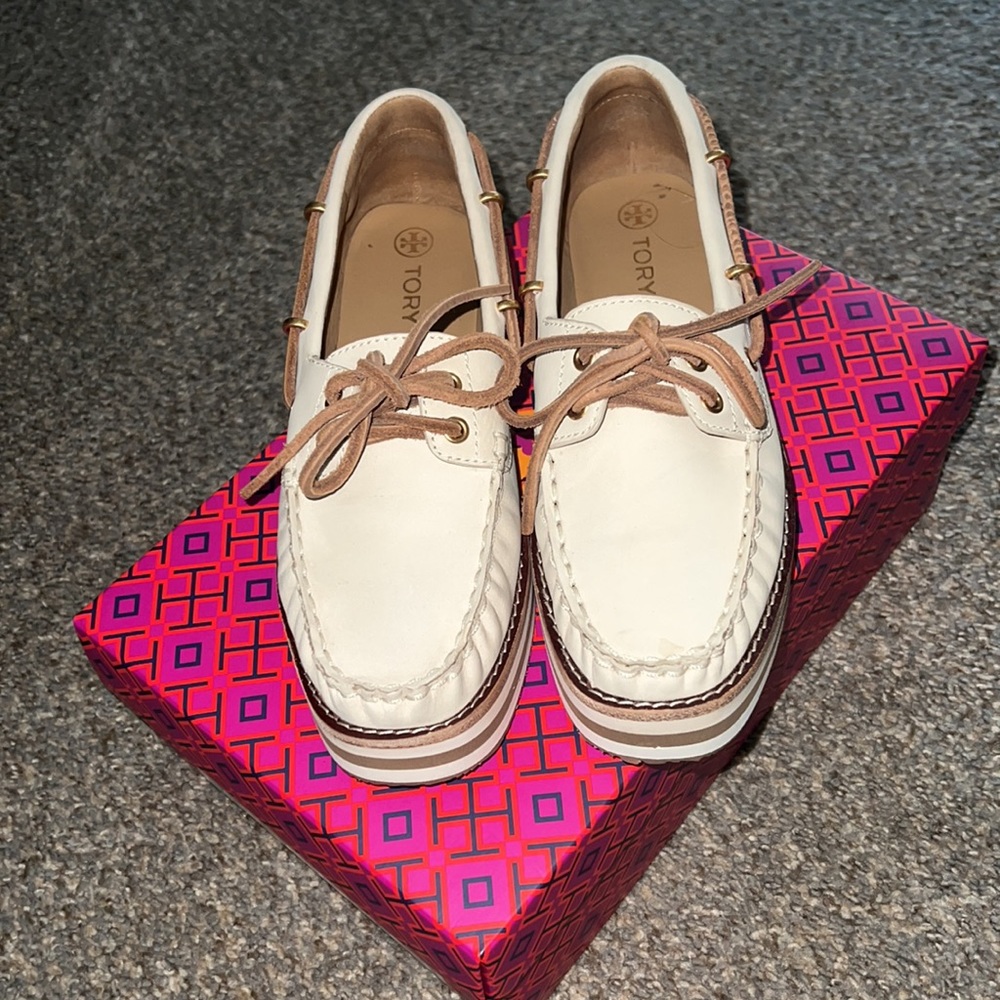 Tory Burch Boat Shoe. 6 - Picture 2 of 7